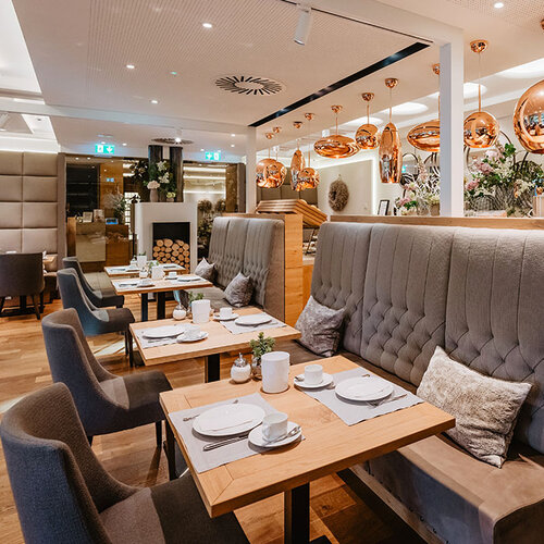 Frühstücksraum gedeckter Tisch